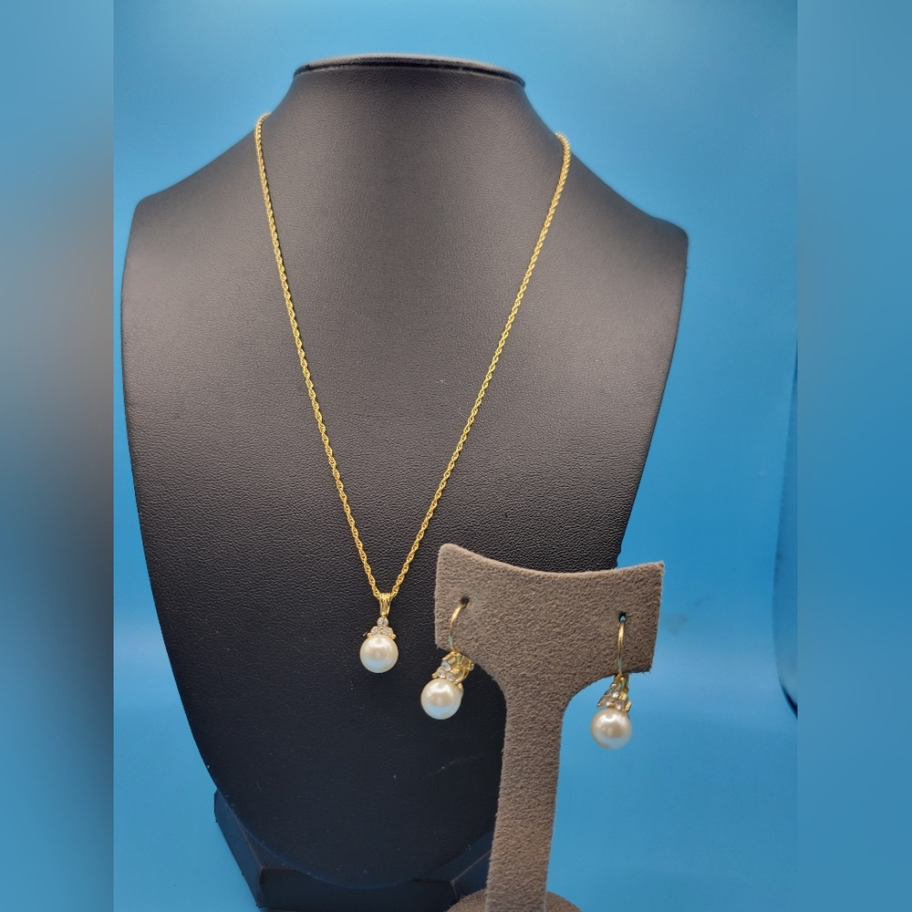 Gold tone Avon Faux Pearl Necklace and Clip on earring set